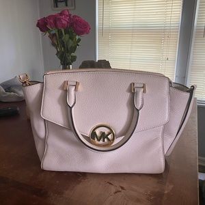 White Michael kors crossbody bag
